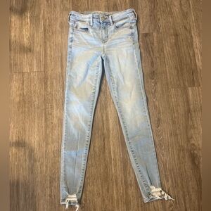 AMERICAN EAGLE | Low Rise Soft Knit Next Level Stretch Jegging - 2 Light Wash